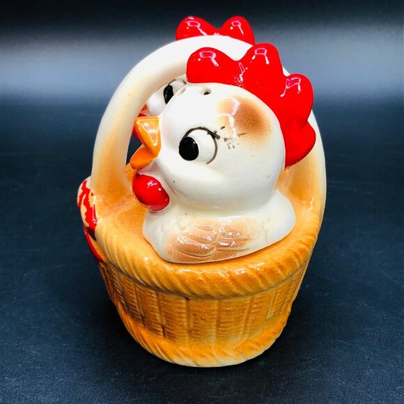 Vintage 70s Kitsch Chicken in Basket Salt Pepper Shaker Set Anthropomorphic - Picture 2 of 14